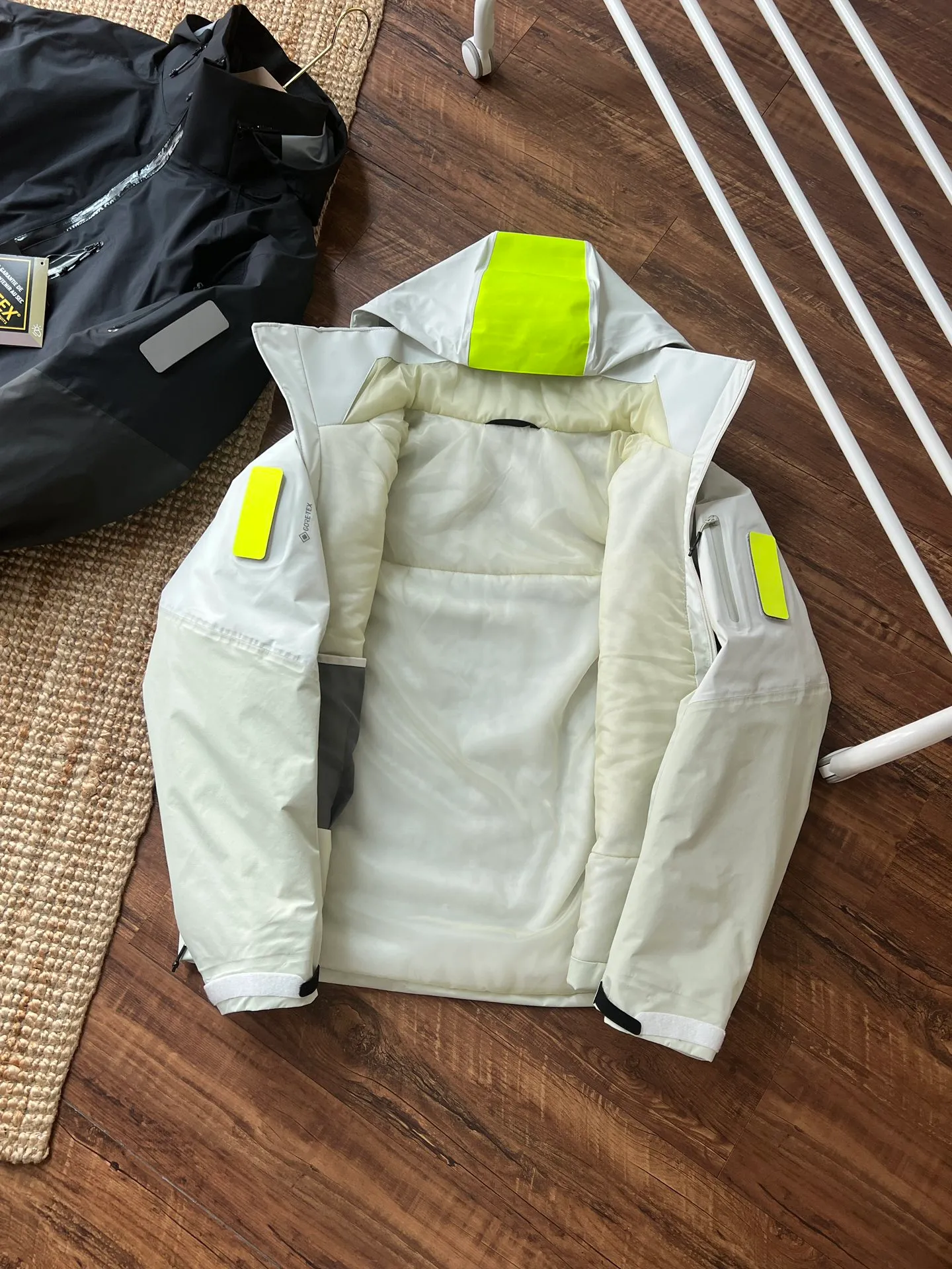 【Hot Sale 】 Arctervx SYSTEMA Series Axis Insulated，Jacket ， Same Style 💥 ， Wear-Resistant ，Breathable ~ ， Breathable ， Breathable ， ， Velcro® ，3L GORE TEX Cknit 40d，gsm e PTFE ， 100% ，20d ， DWR 40gsm，TPU Coreloft TM Continuous 65 (65g/m 2) ， Arc teryx ，Sto WHOOd TM ， ， SIZE：S M L XL XXL Size S 118 66 160~165 90~120 M 122 68 165~170 130~145 L 126 71 170~175 150~155 XL 130 74 175~180 160～165 XXL 132 76 180~185 170～190